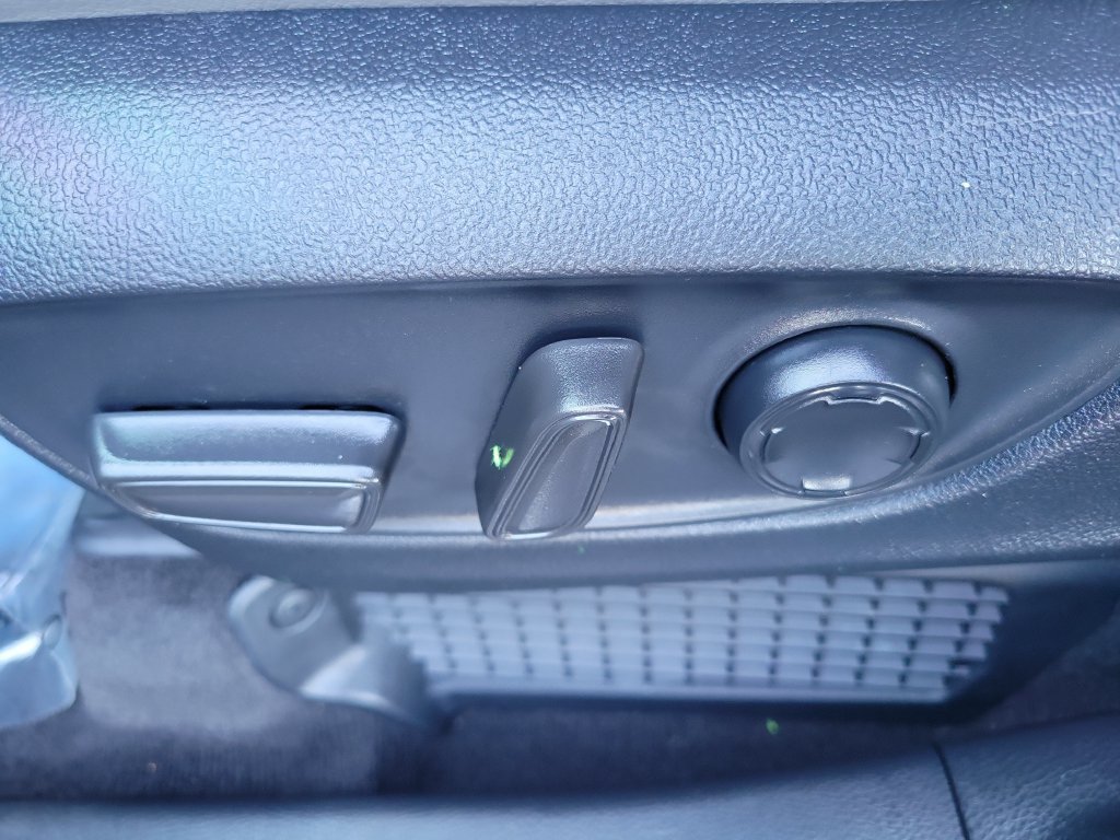 Used 2025 Toyota Sienna XLE w/ XLE Plus Package FWD image 19