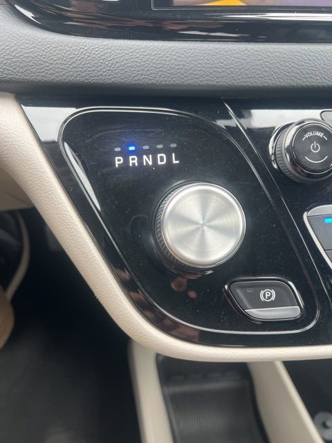 Used 2022 Chrysler Pacifica Touring-L image 17