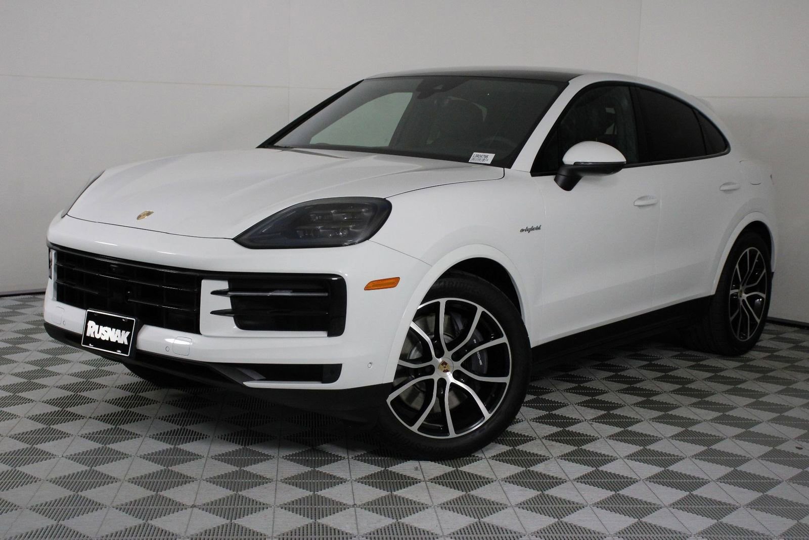 Certified 2025 Porsche Cayenne E-Hybrid Coupe image 35