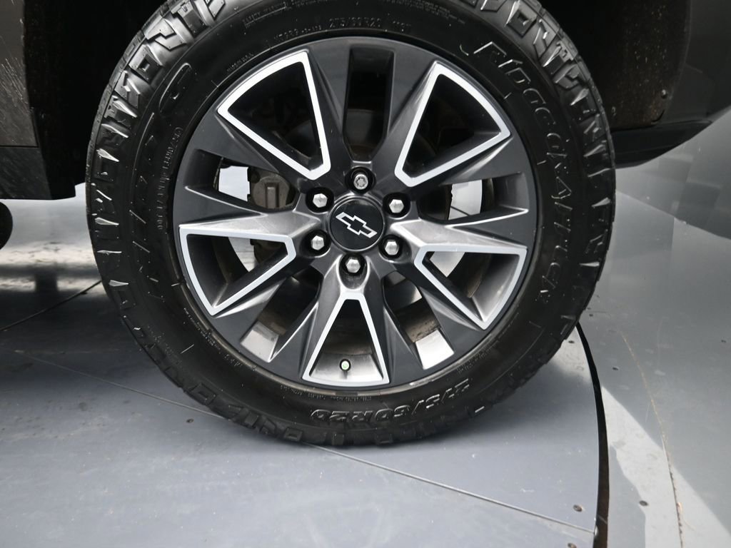 Used 2021 Chevrolet Suburban Z71 w/ Z71 Signature Package image 5