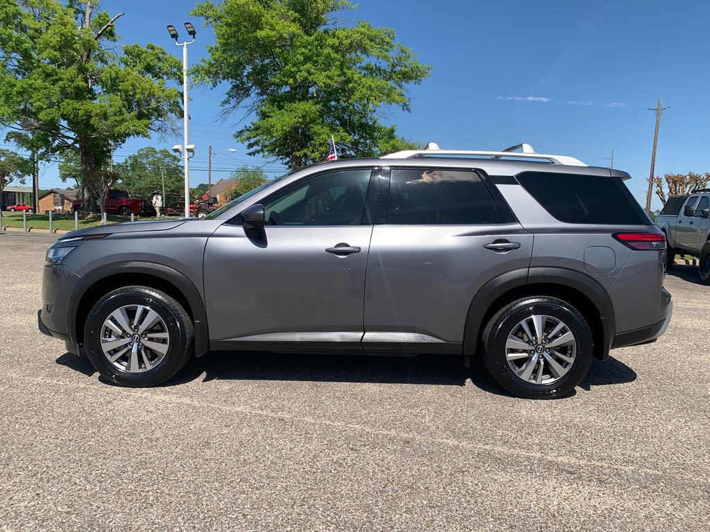 Used 2023 Nissan Pathfinder SL w/ Lighting Package (N92) FWD image 5