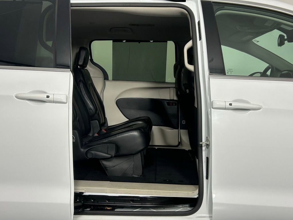 Used 2023 Chrysler Pacifica Touring-L image 11