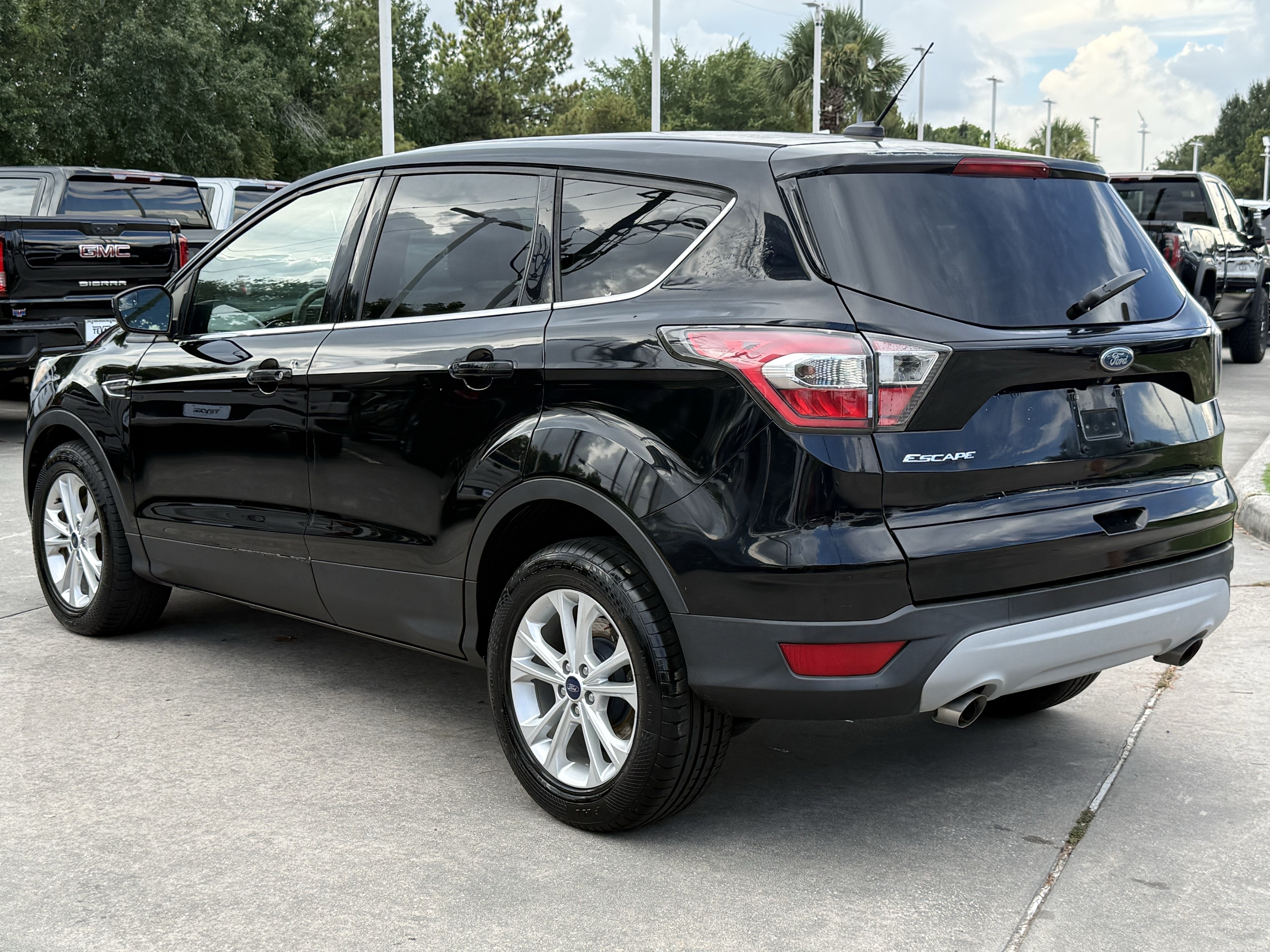 Used 2017 Ford Escape SE FWD image 7