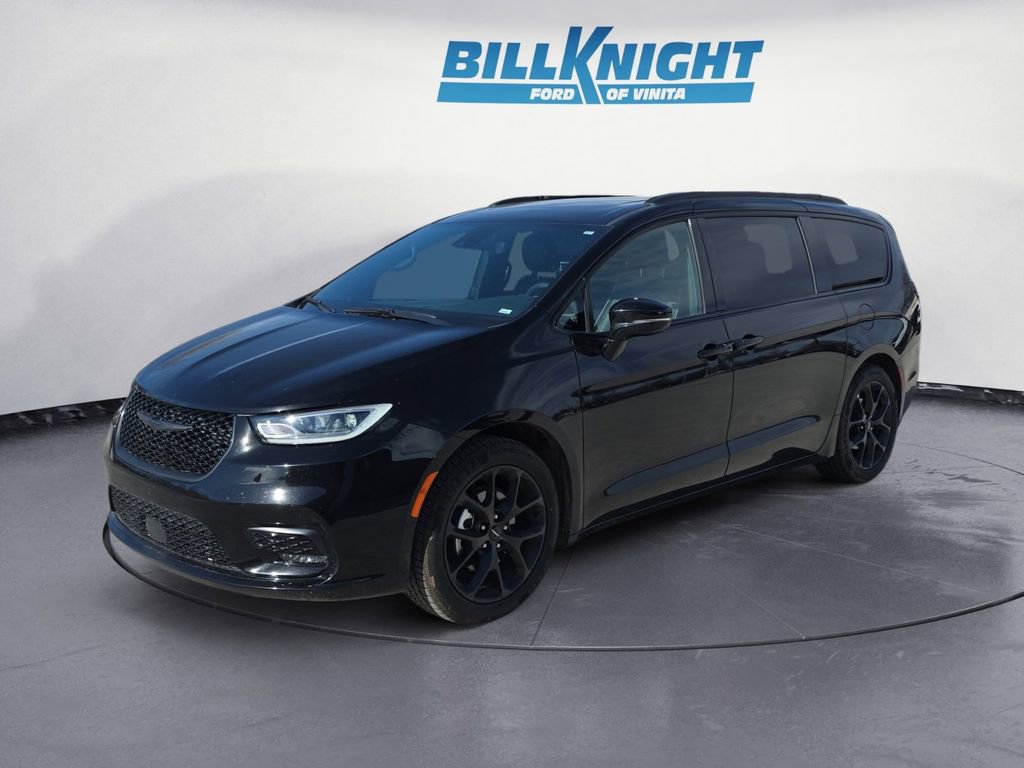 Used 2025 Chrysler Pacifica Limited image 1