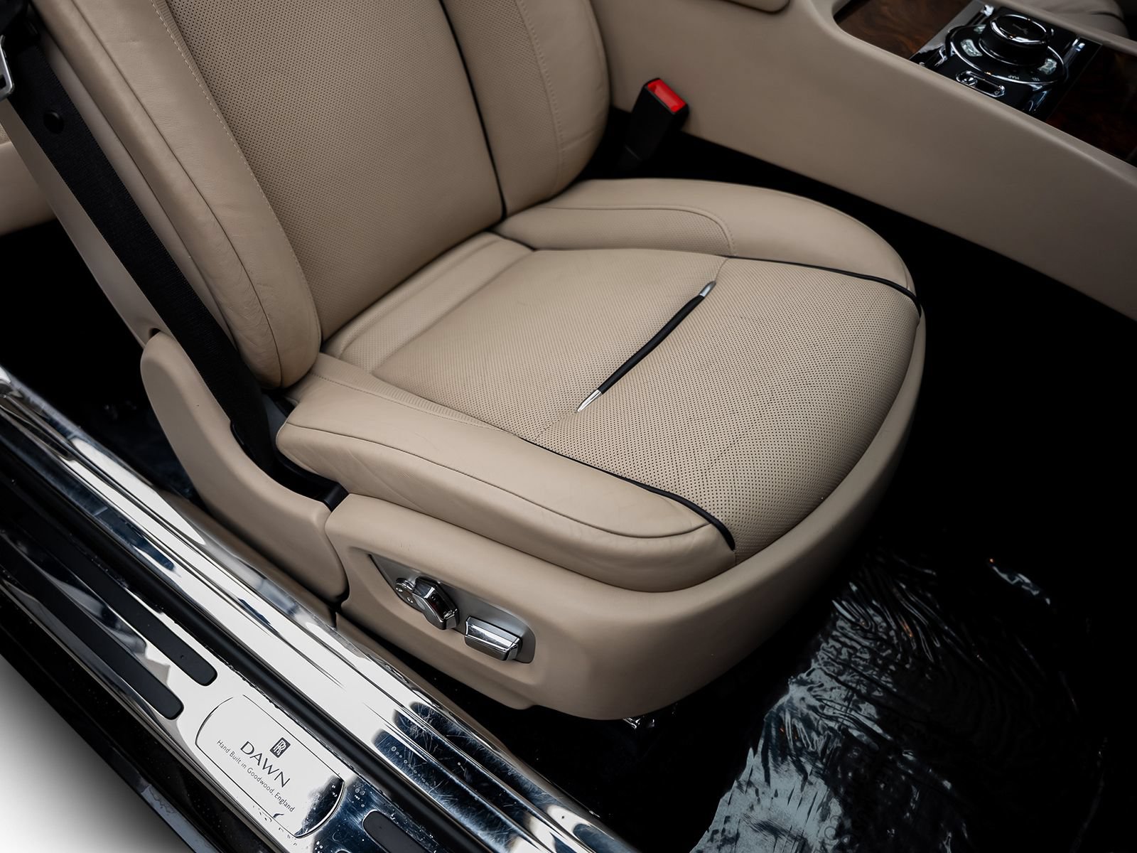 Used 2016 Rolls-Royce Dawn RWD image 36