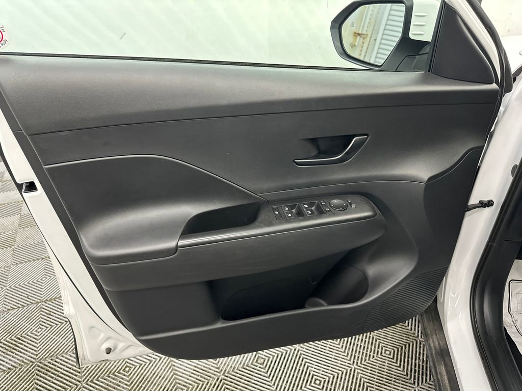 Used 2025 Hyundai Kona SEL FWD image 11