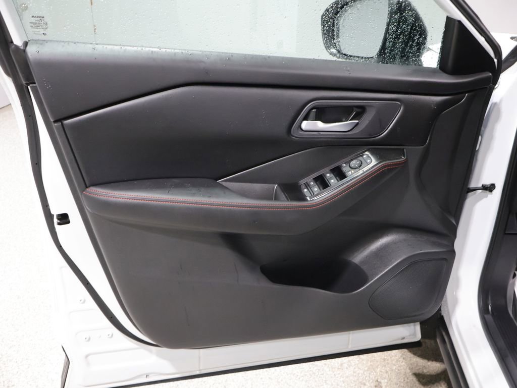 Used 2025 Nissan Rogue SV image 14