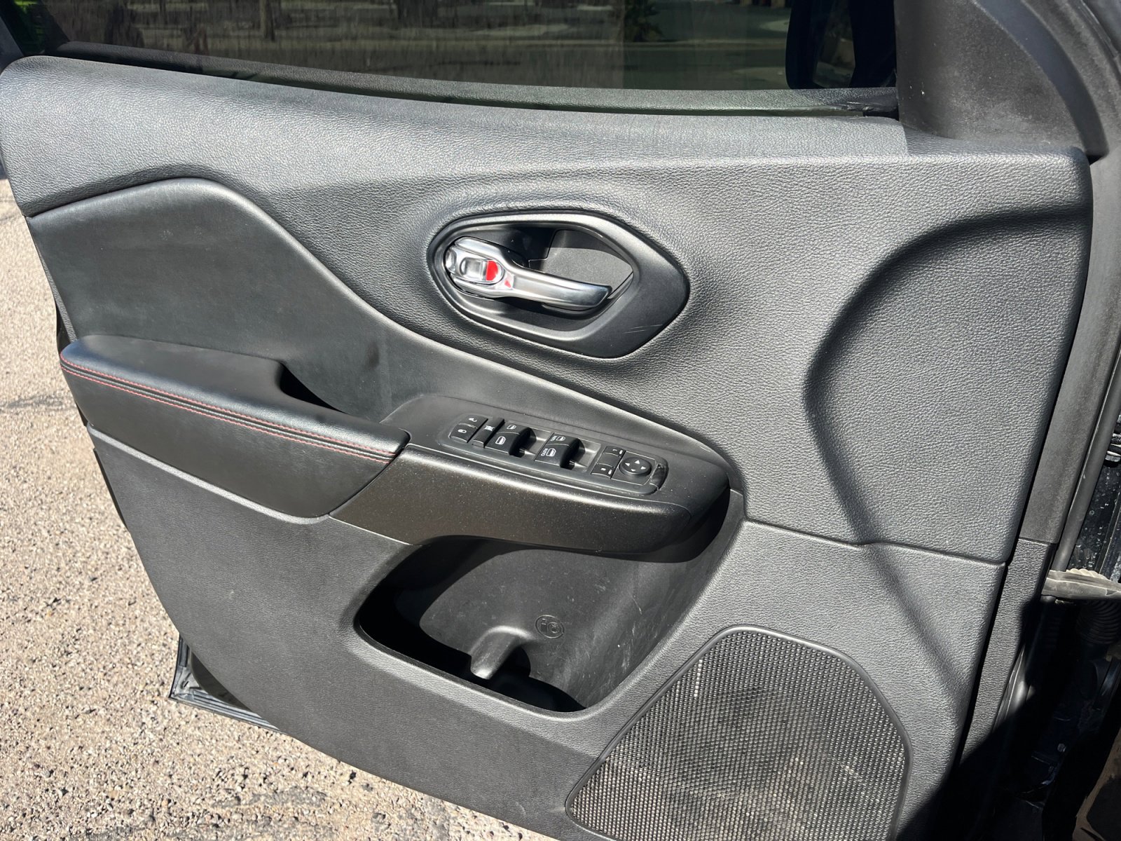 Used 2021 Jeep Cherokee Trailhawk image 13