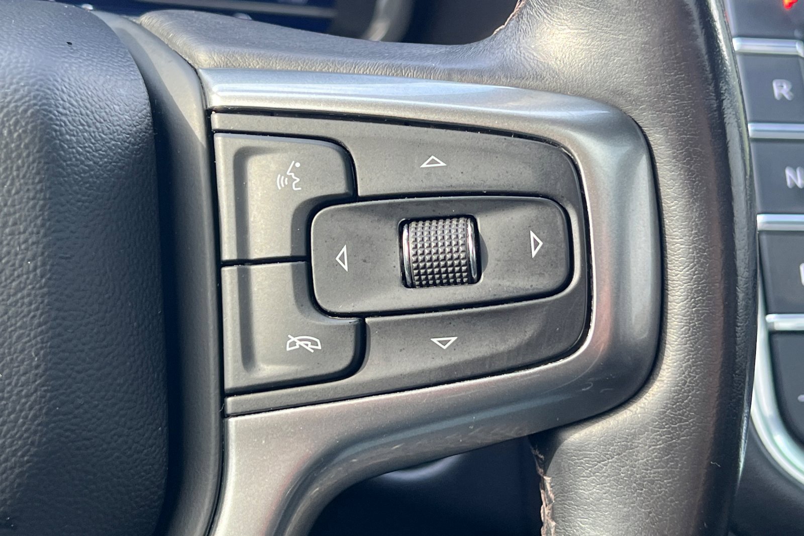 Used 2022 Chevrolet Suburban Z71 image 38