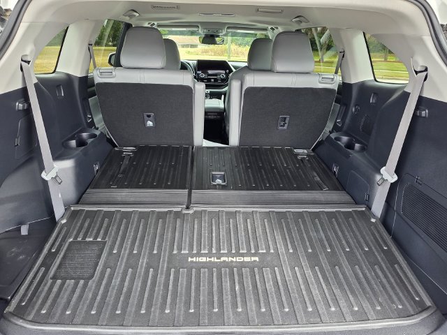 Used 2025 Toyota Highlander XLE FWD image 14