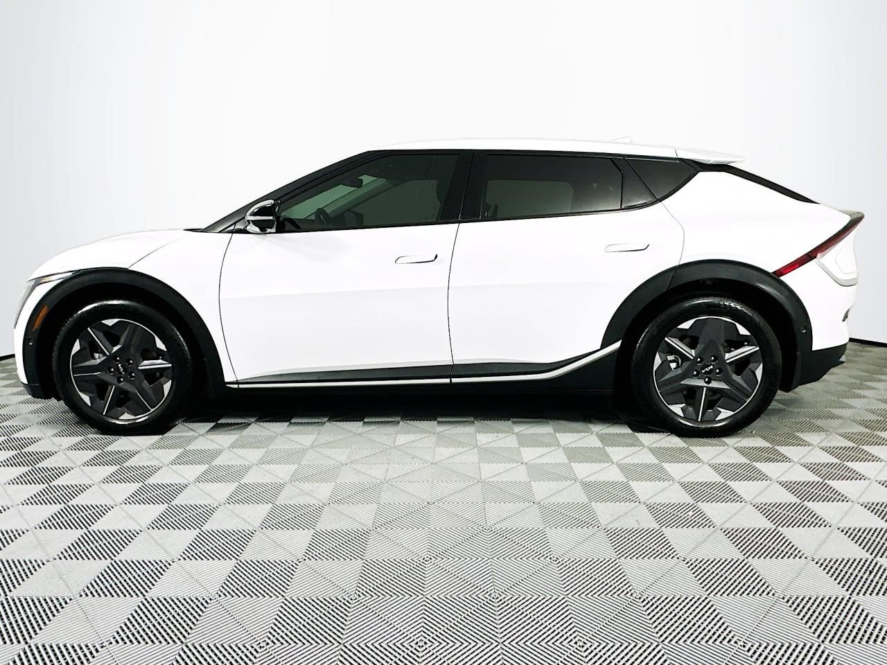 Used 2025 Kia EV6 Light w/ Light LR Technology Package RWD image 7