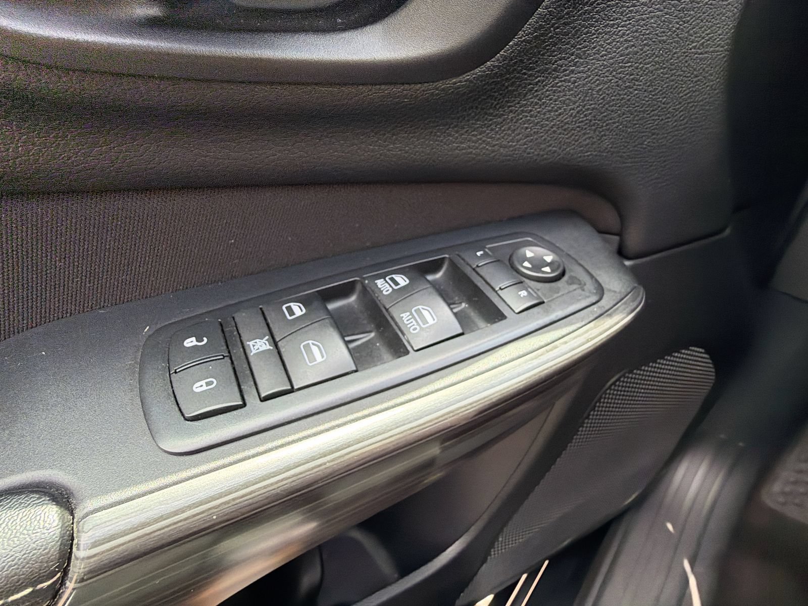 Used 2017 Jeep Cherokee Latitude w/ Cold Weather Group AWD/4WD image 18
