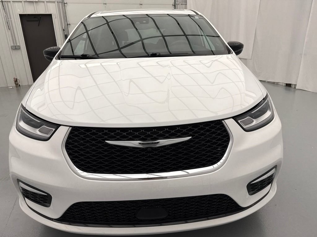 Used 2025 Chrysler Pacifica Select FWD image 2