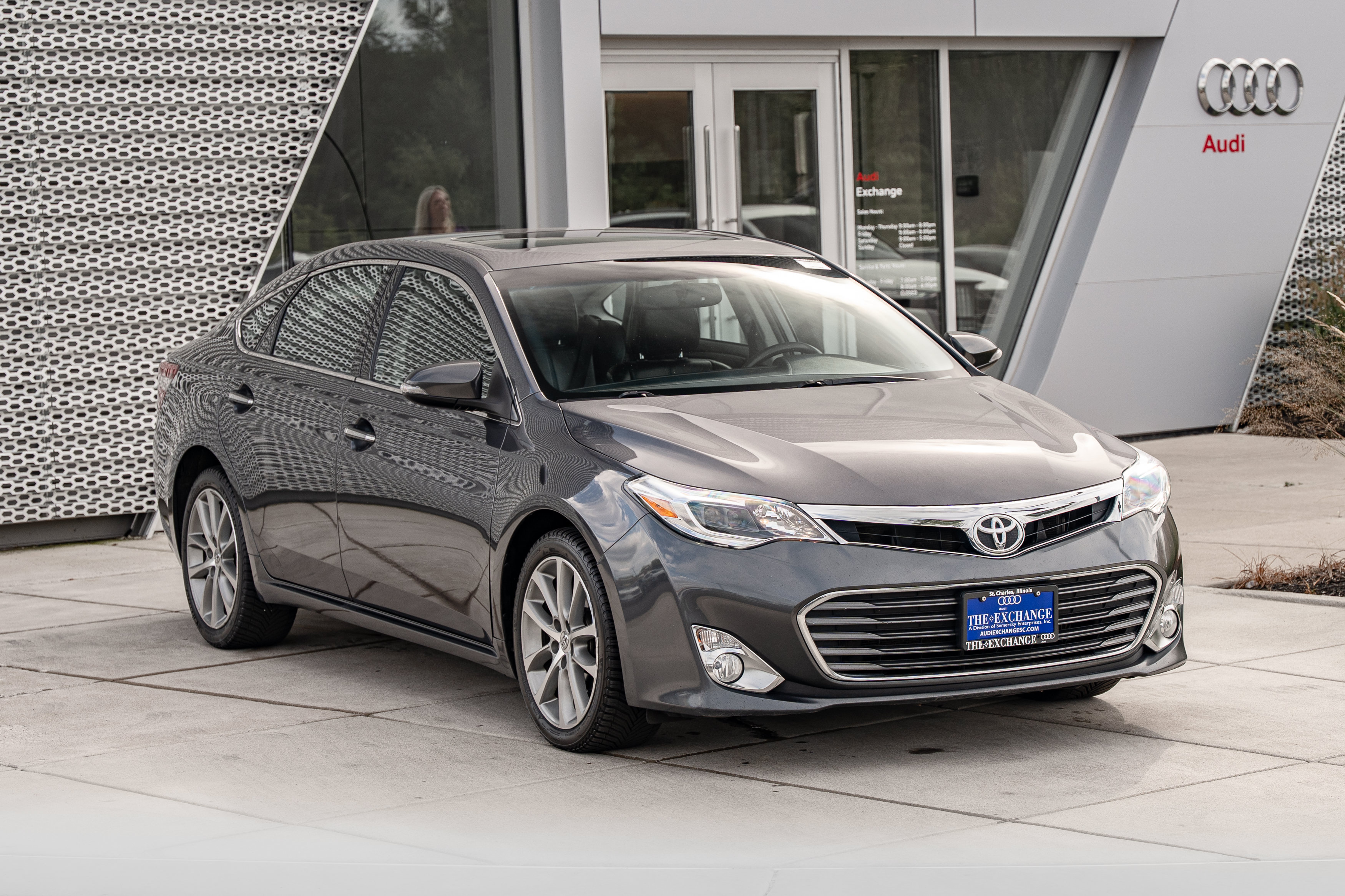 Used 2015 Toyota Avalon XLE Touring FWD image 2