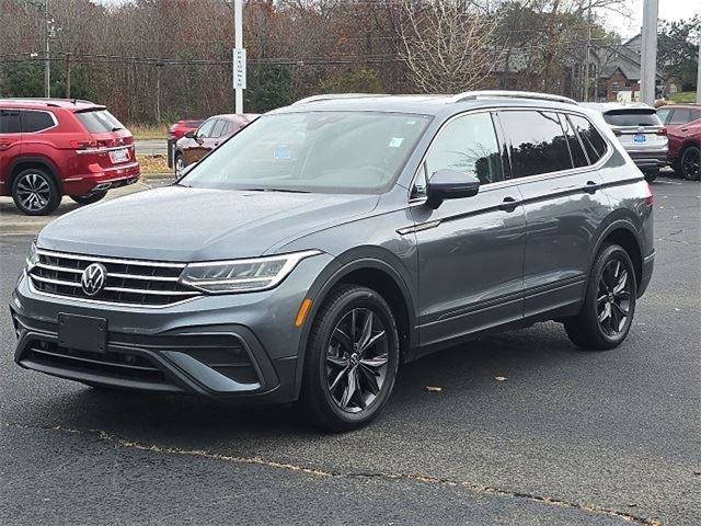 Used 2023 Volkswagen Tiguan SE w/ Panoramic Sunroof Package image 3