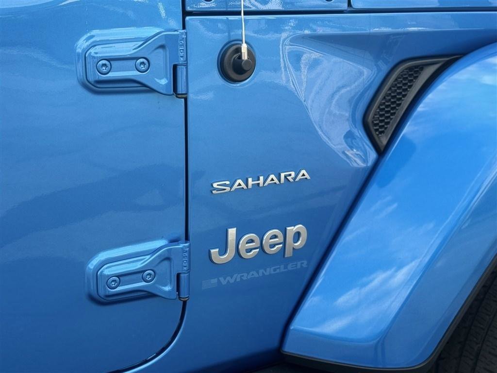 Used 2023 Jeep Wrangler Sahara w/ Cold Weather Group image 11