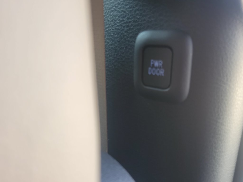 Used 2022 Toyota Sienna XLE FWD image 36
