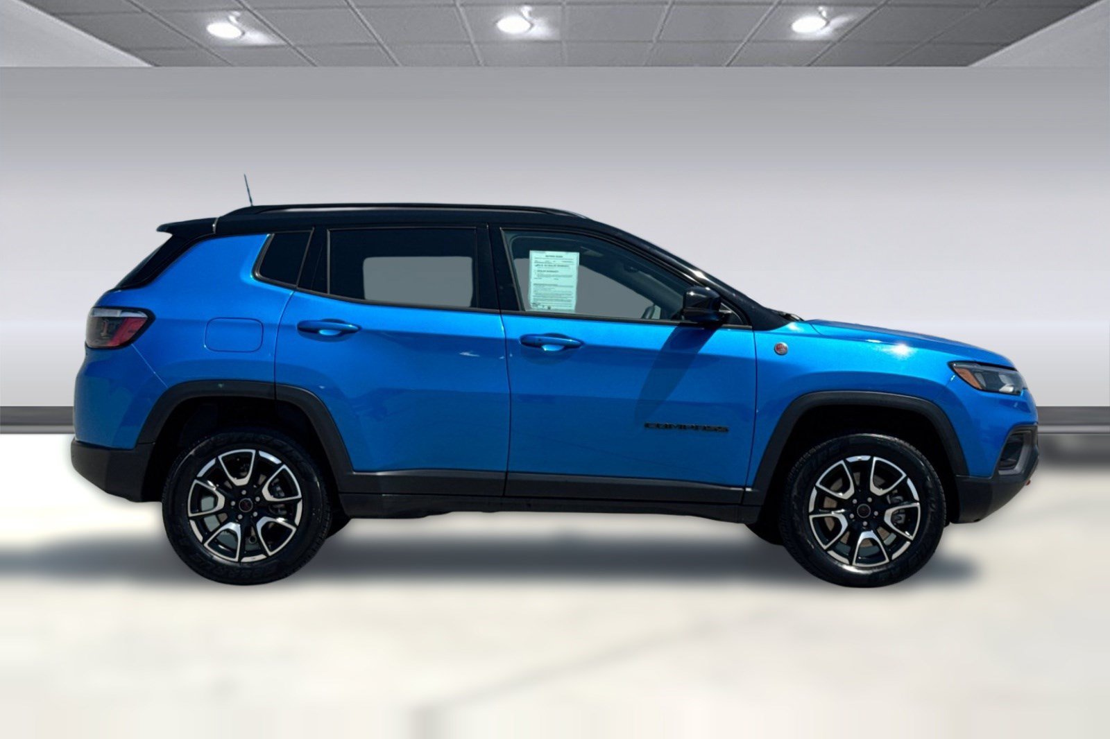 Used 2025 Jeep Compass Trailhawk AWD/4WD image 8