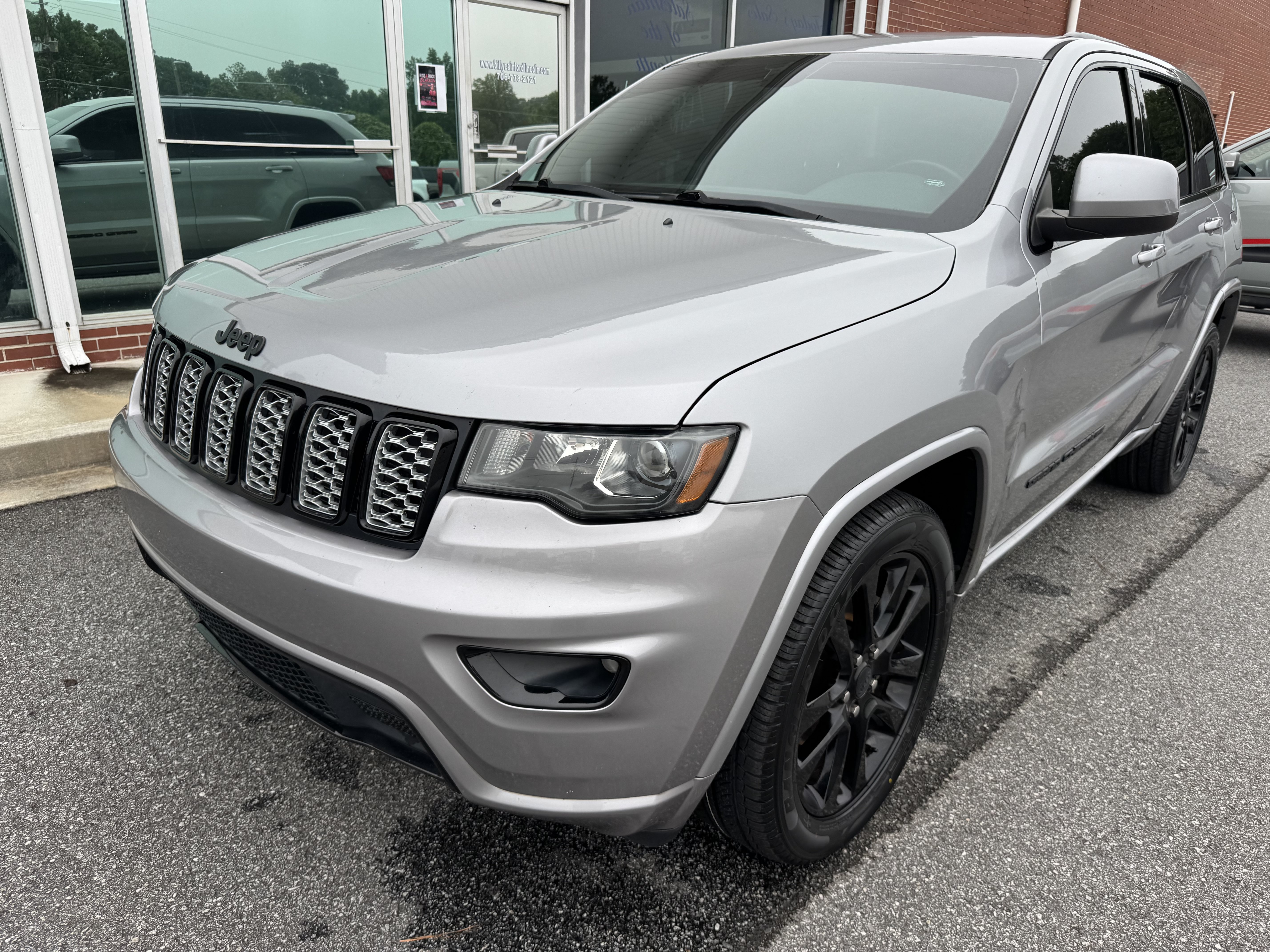 Used 2017 Jeep Grand Cherokee Altitude RWD image 4