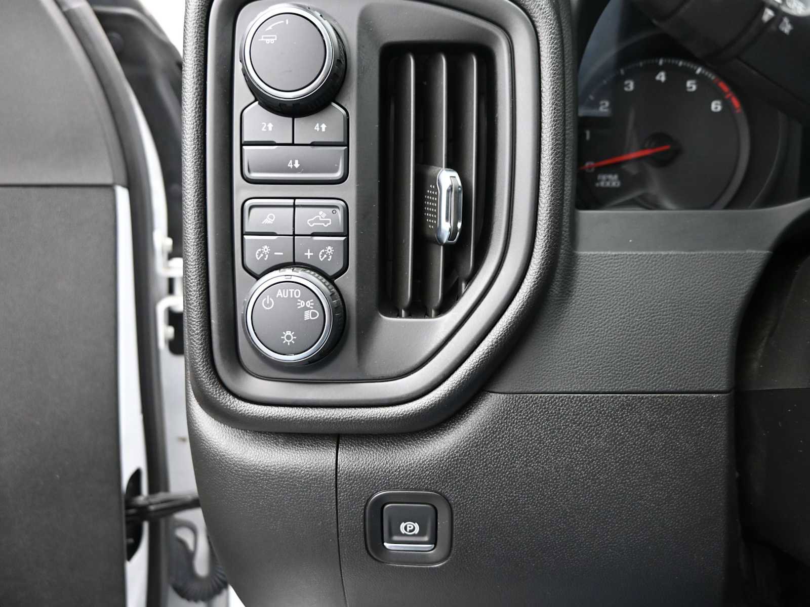 Used 2024 Chevrolet Silverado 2500 Custom w/ Custom Value Package image 10