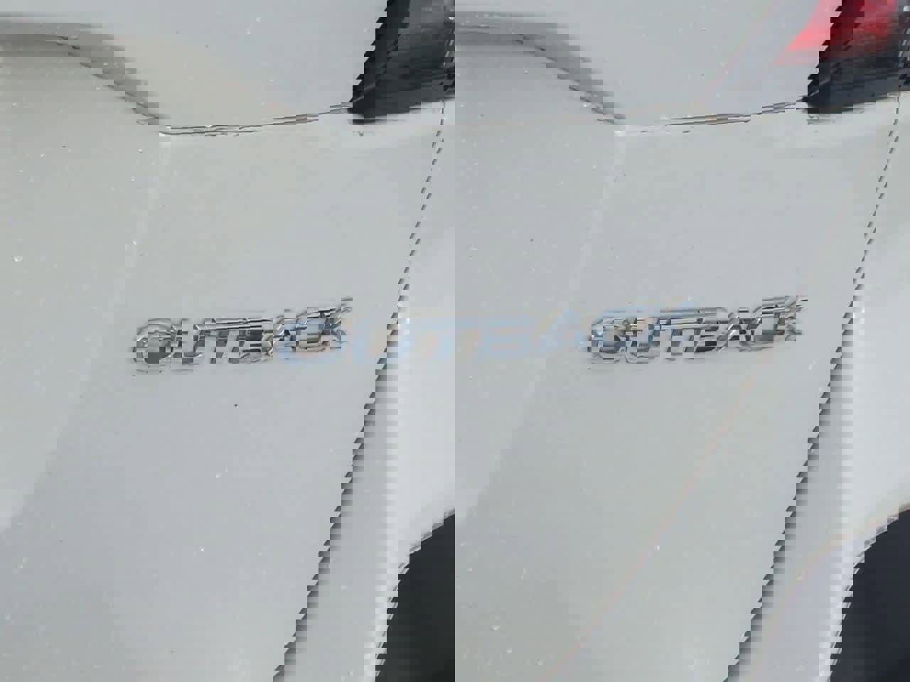 Used 2023 Subaru Outback Premium image 12