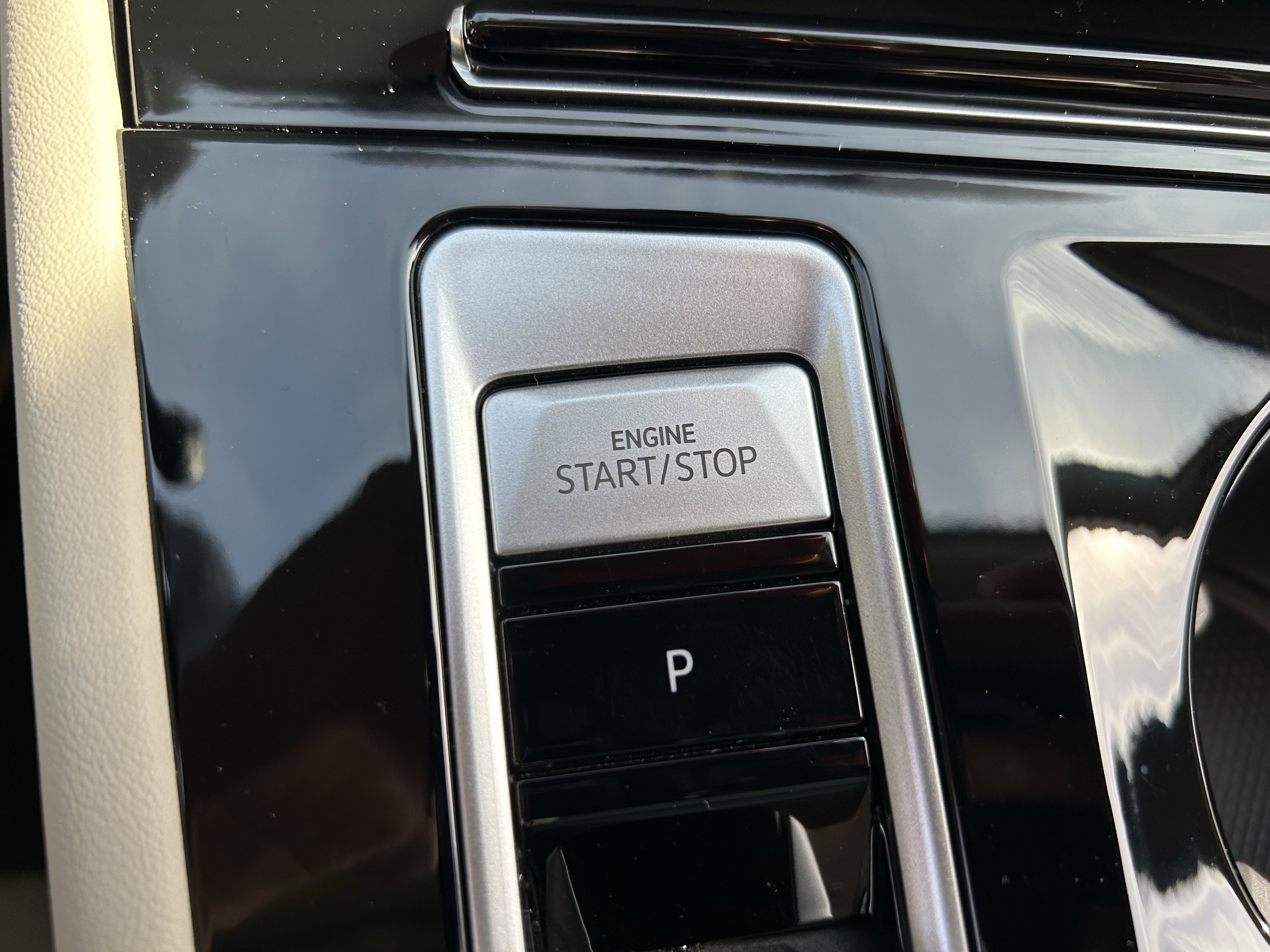 Certified 2025 Volkswagen Atlas SEL Premium R-Line image 17