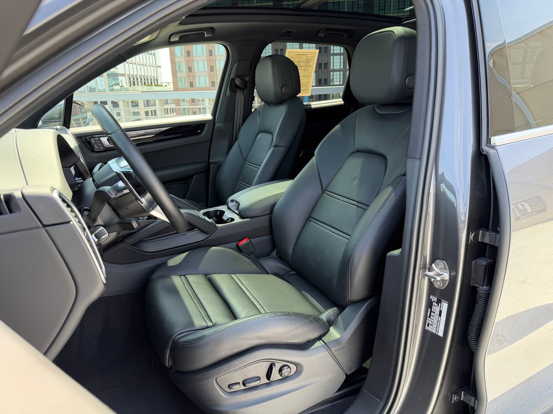 Used 2023 Porsche Cayenne E-Hybrid image 5