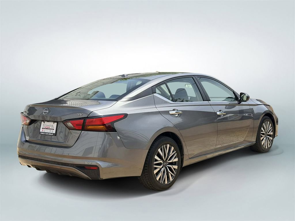 Used 2024 Nissan Altima 2.5 SV FWD image 2