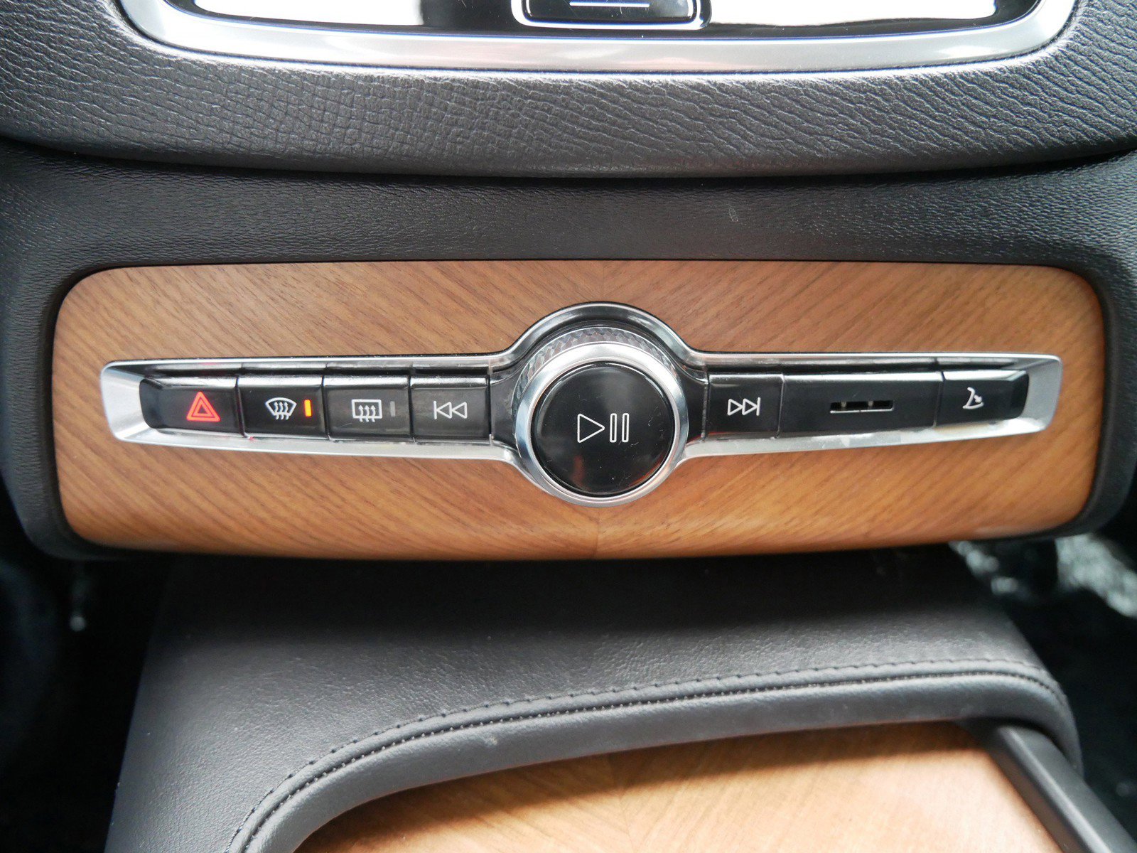 Certified 2024 Volvo XC90 B6 Core w/ Climate Package image 20