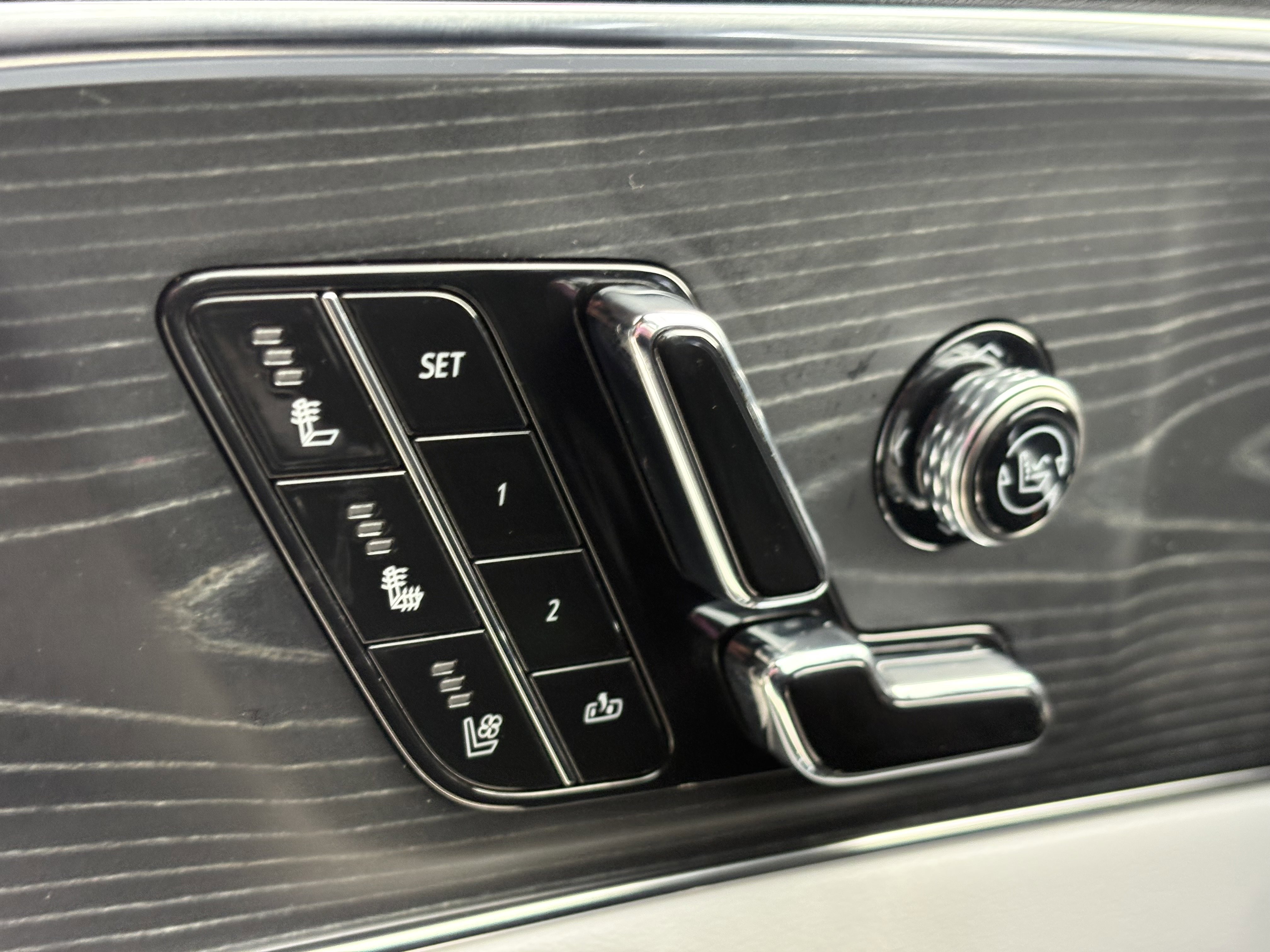 Certified 2024 Cadillac Lyriq Luxury AWD/4WD image 32