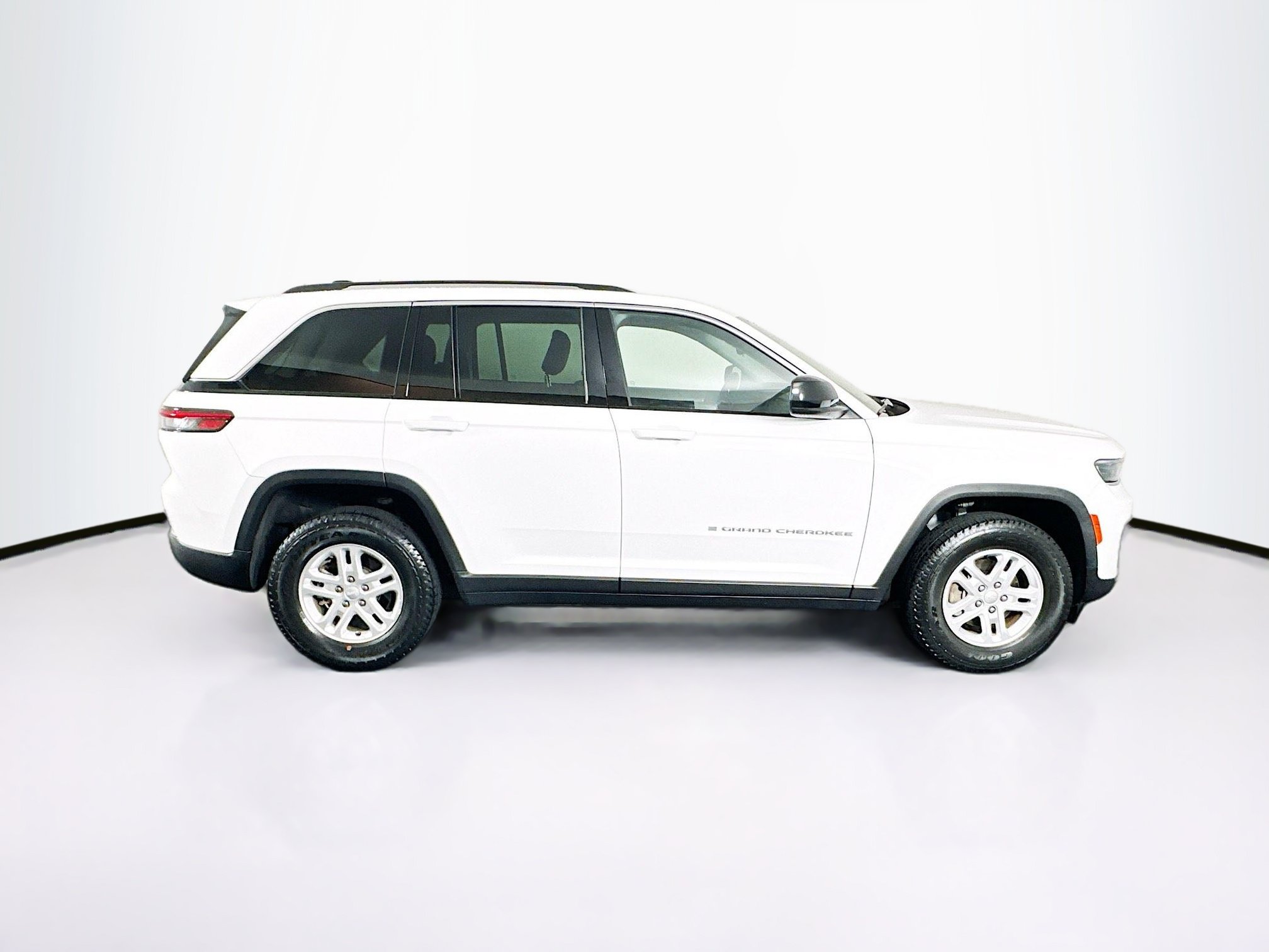 Used 2023 Jeep Grand Cherokee Laredo w/ Luxury Tech Group I RWD image 10
