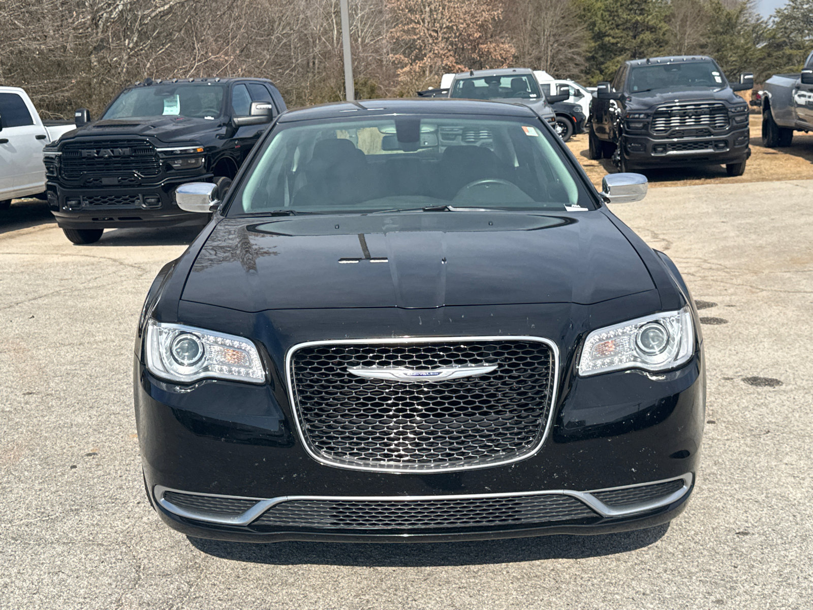 Used 2018 Chrysler 300 Touring w/ Chrome Appearance Package image 2