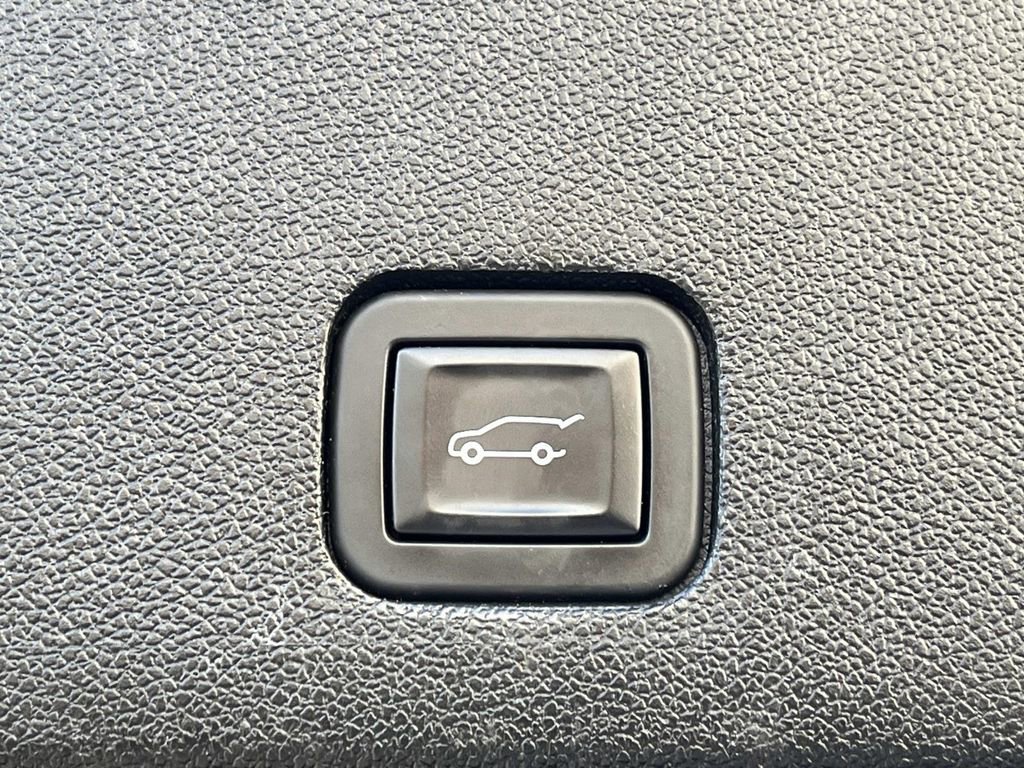 Certified 2024 Cadillac XT6 Premium Luxury w/ LPO, Floor Liner Package AWD/4WD image 12