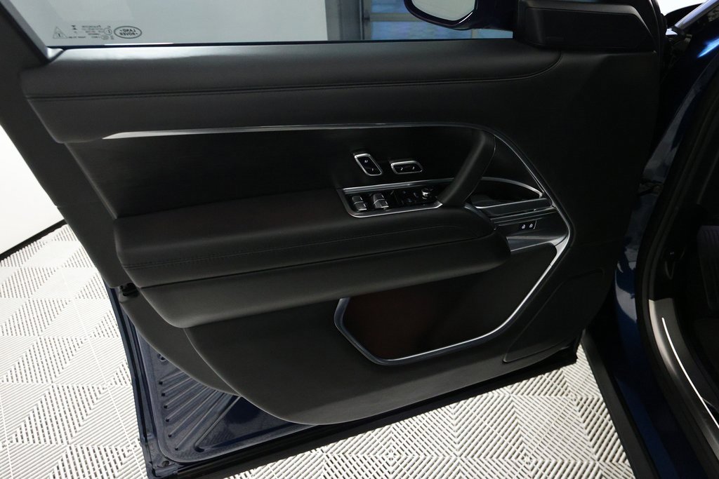Used 2025 Land Rover Range Rover SE image 16
