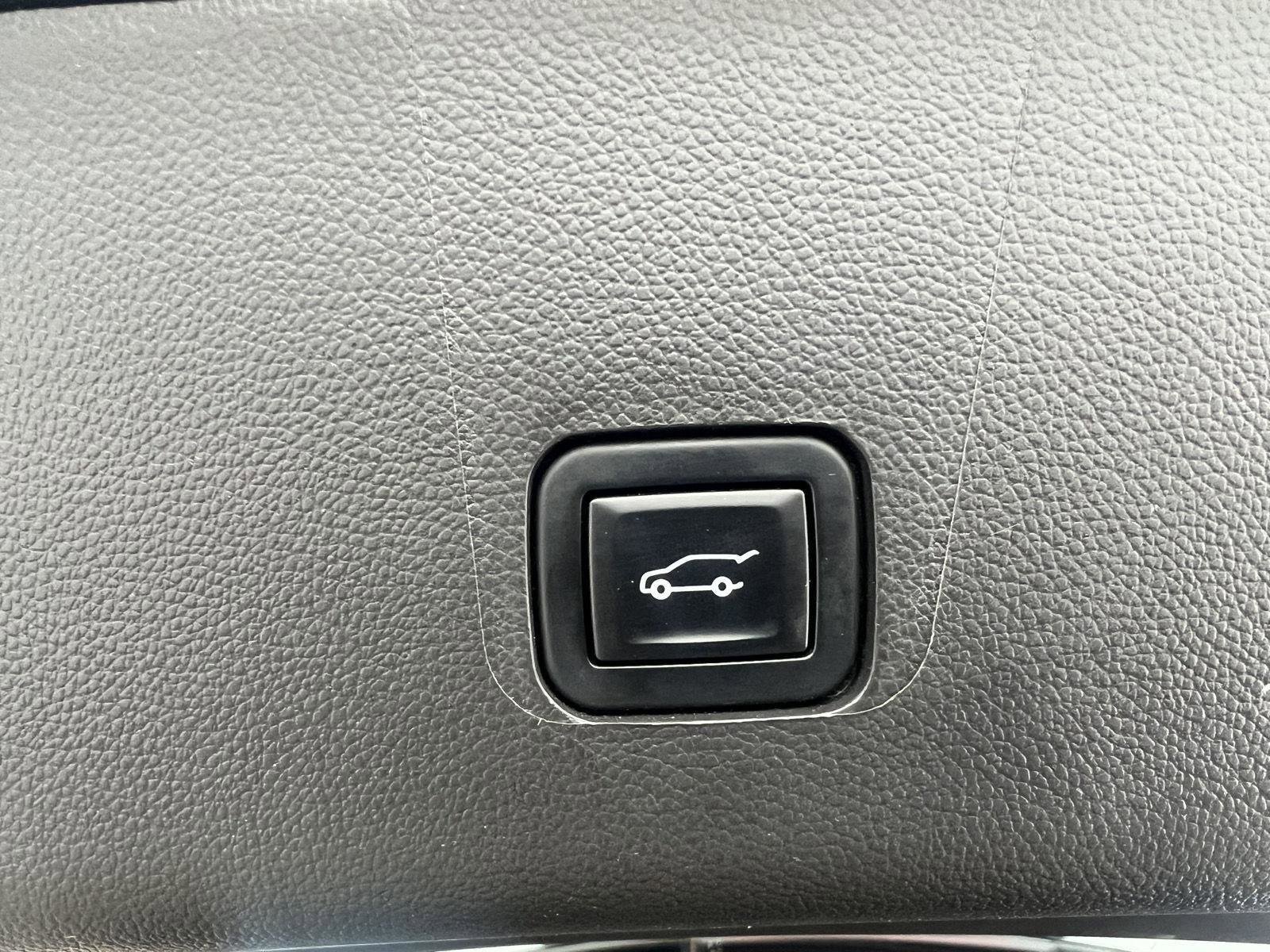 Used 2021 Chevrolet Traverse Premier image 28