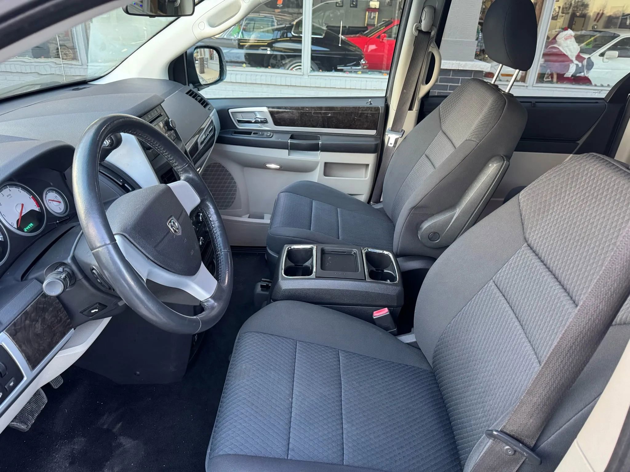 Used 2010 Dodge Grand Caravan SXT w/ Family Value Group FWD image 10