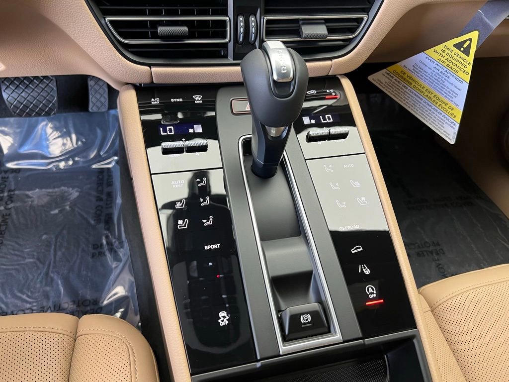 Certified 2025 Porsche Macan image 11