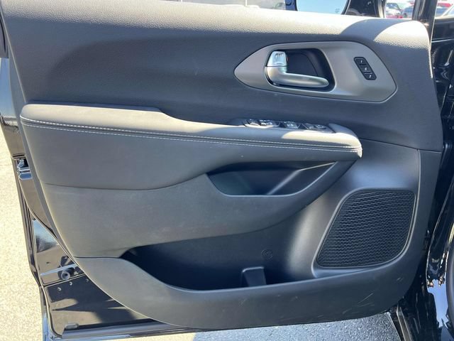 New 2025 Chrysler Pacifica Select FWD image 12