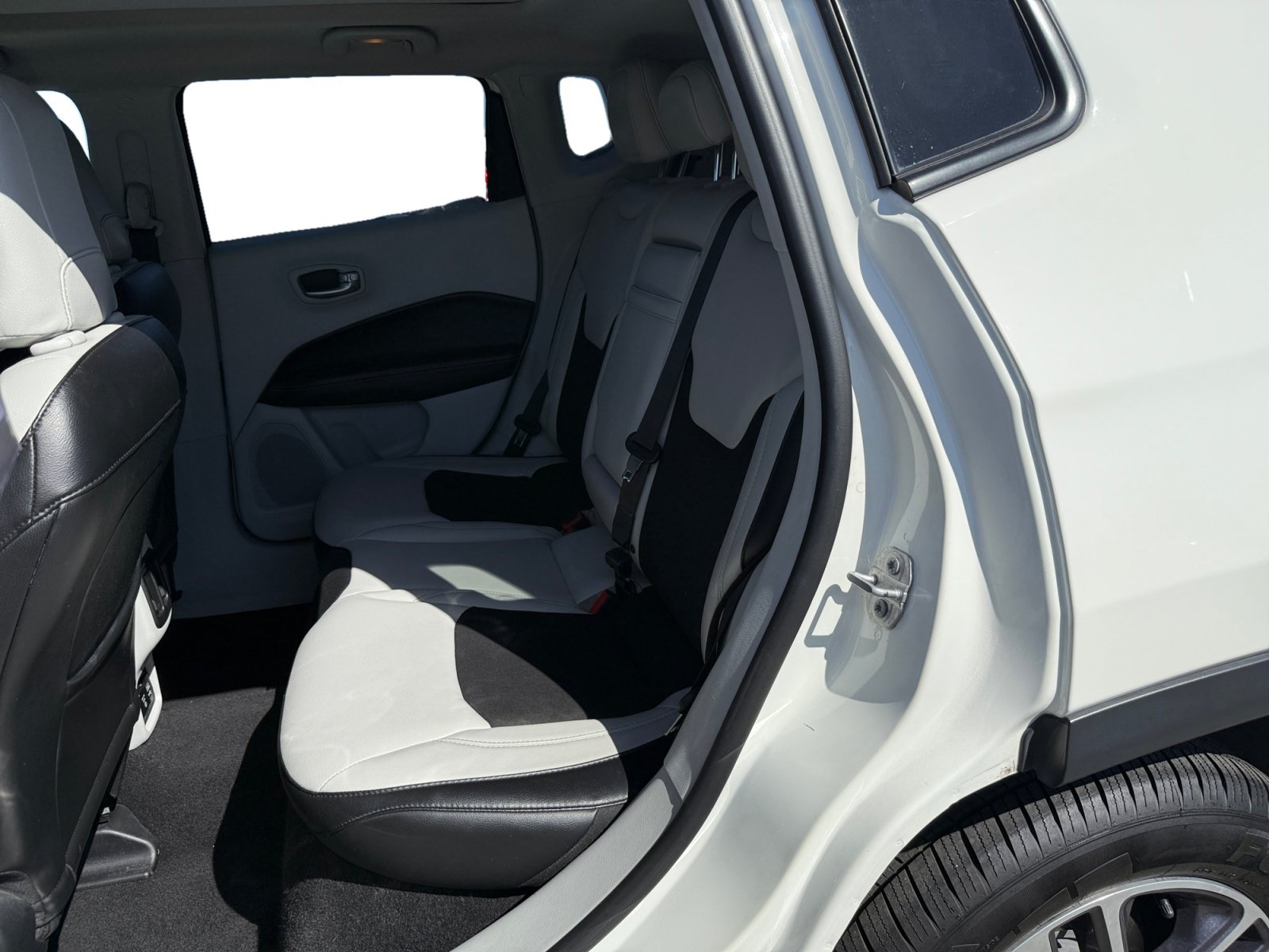 Used 2018 Jeep Compass Latitude w/ Popular Equipment Group FWD image 16