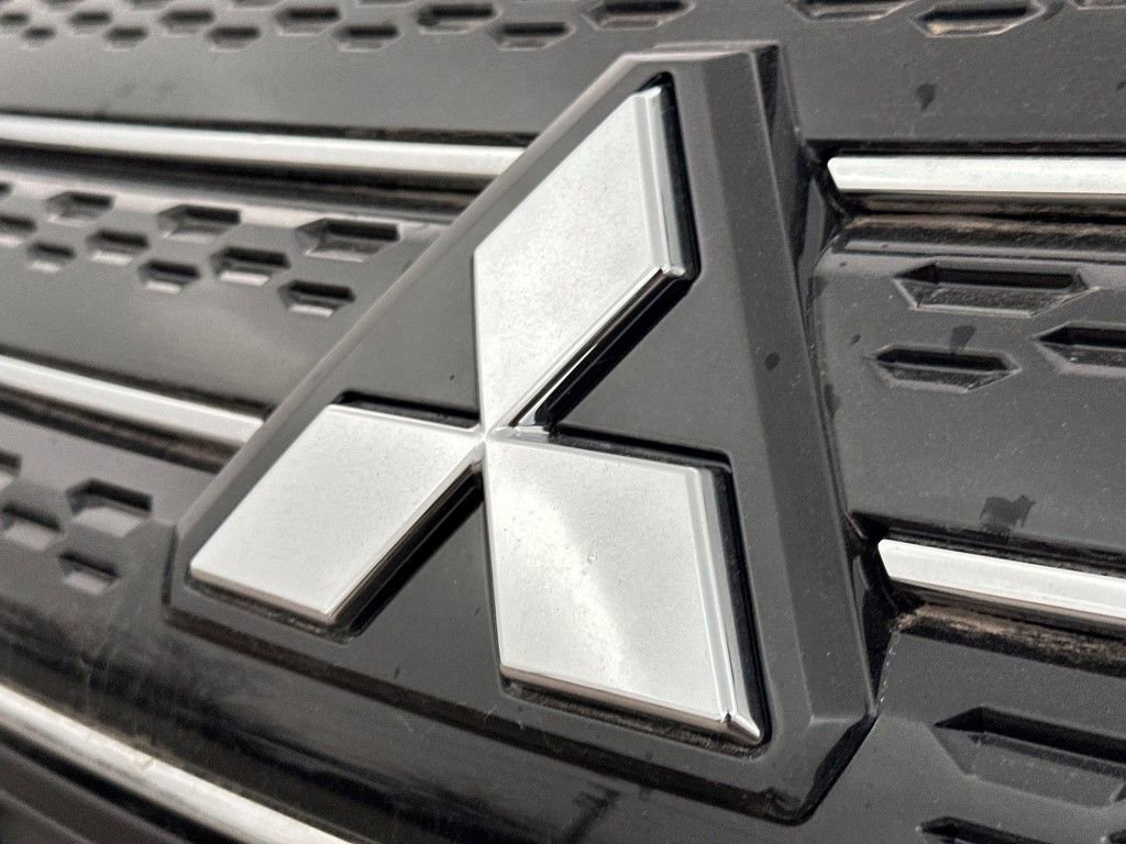 New 2025 Mitsubishi Outlander SE image 12