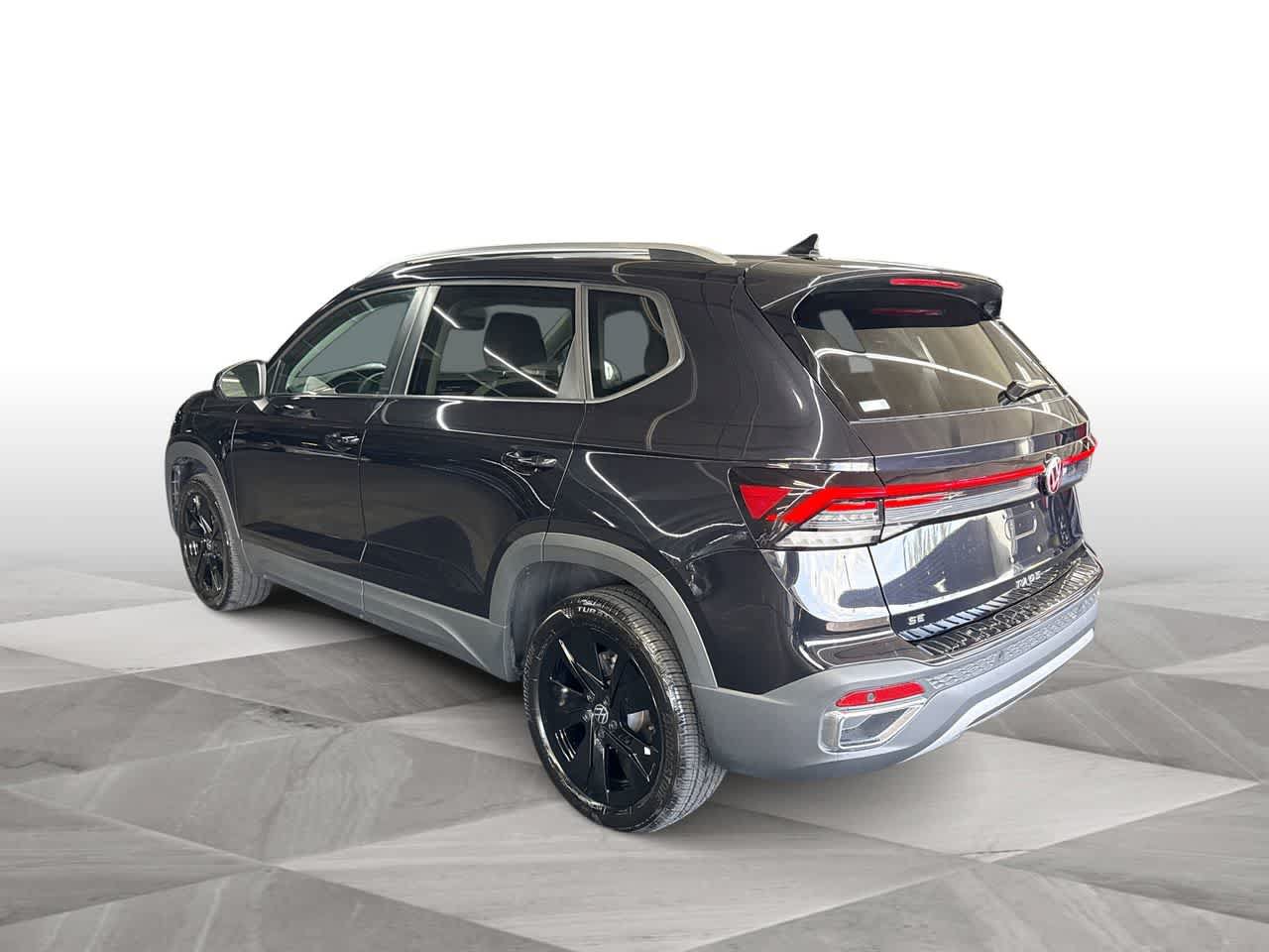 Used 2025 Volkswagen Taos SE w/ Panoramic Sunroof Package FWD image 6
