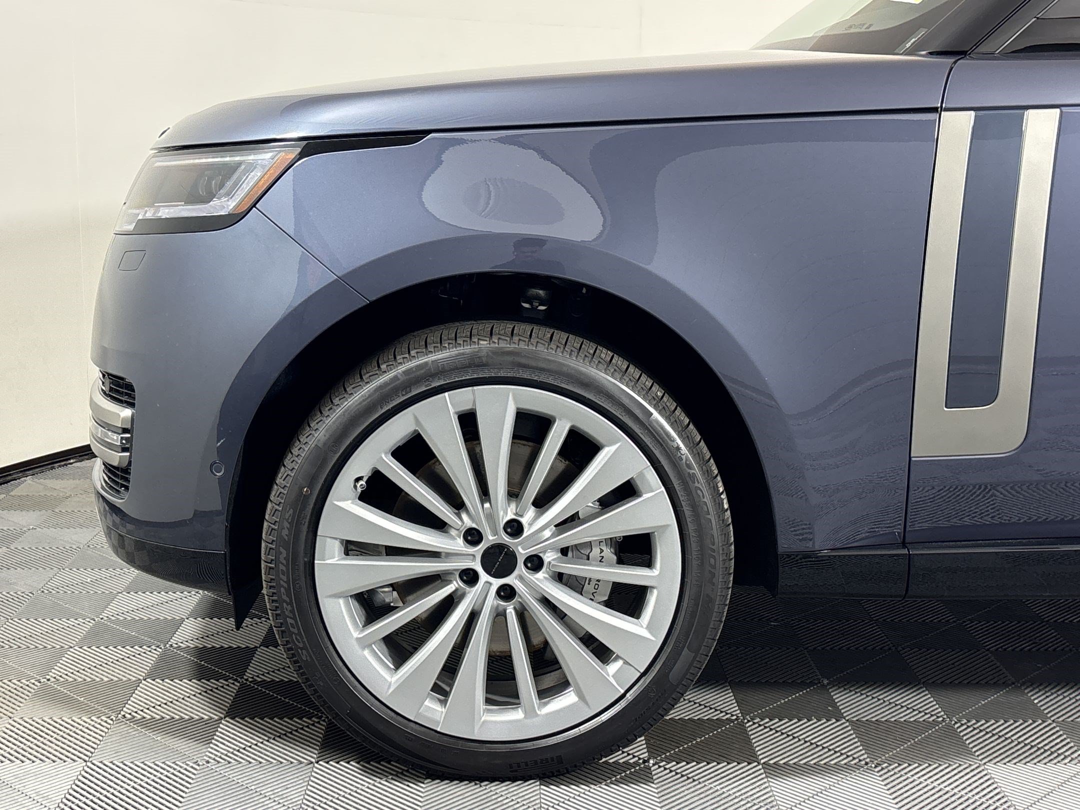New 2026 Land Rover Range Rover Long Wheelbase SE AWD/4WD image 13