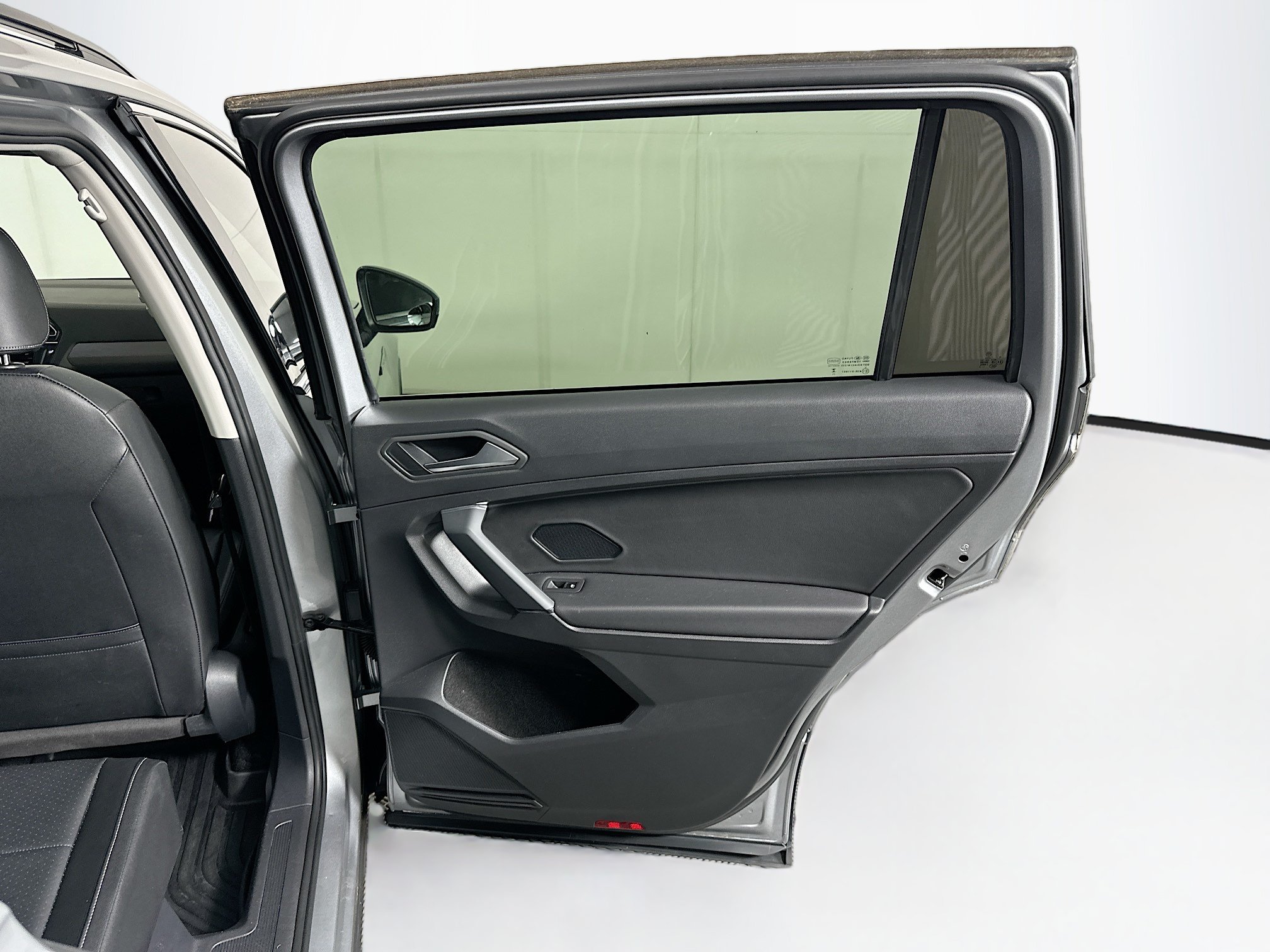 Used 2019 Volkswagen Tiguan SE w/ Panoramic Sunroof Package FWD image 30