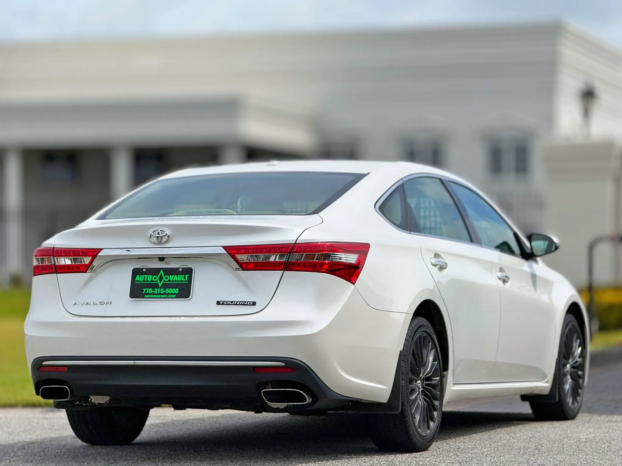 Used 2018 Toyota Avalon Touring FWD image 9