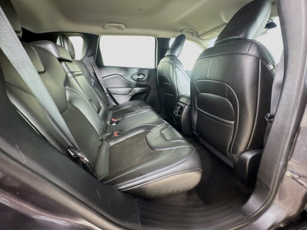 Used 2019 Jeep Cherokee Latitude Plus AWD/4WD image 30