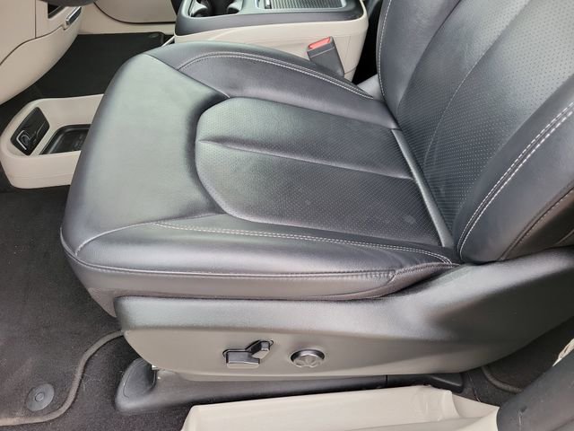 Used 2024 Chrysler Pacifica Touring-L image 10