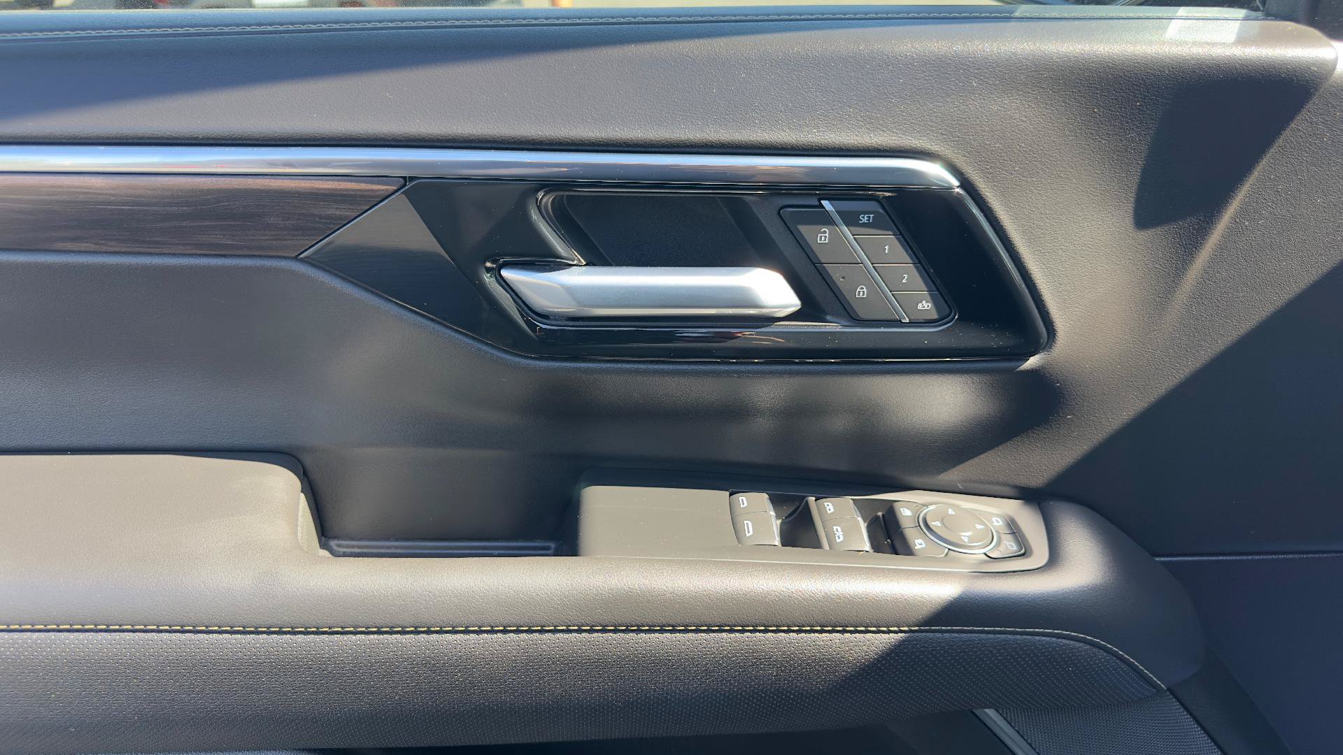 Used 2025 Chevrolet Suburban Premier AWD/4WD image 13