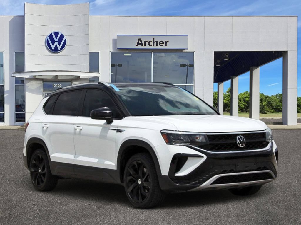 Used 2024 Volkswagen Taos SE w/ Panoramic Sunroof Package FWD image 1