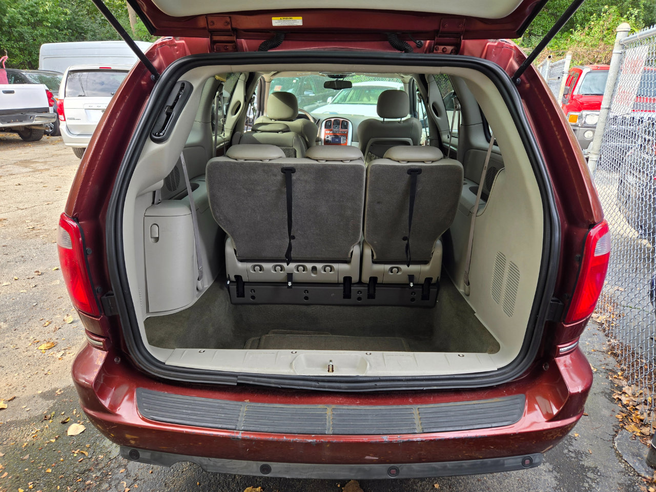 Used 2007 Chrysler Town & Country Limited image 10