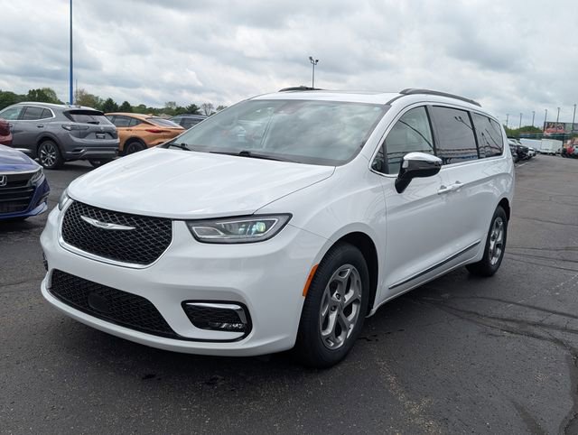 Used 2023 Chrysler Pacifica Limited FWD image 3